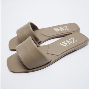 FLAT PADDED LEATHER SANDALS